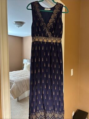 Sleeveless Navy Maxi Dress with Gold Motif - Lapogee